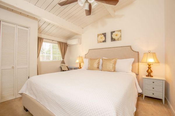3 Bedroom 2 bath home with 3 Cal King size beds! Near Beaches